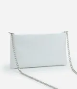 Billetera rectangular color celeste, confeccionada en cuero sintético, con cierre de cremallera y correa de cadena plateada.