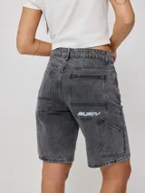 Bermuda de jean celeste con bolsillos delanteros y traseros.