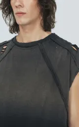 Remera negra sin mangas con efecto degradado y roturas en los hombros, de corte oversize.