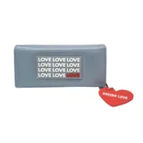 Billetera azul con estampado de la palabra 'Love' en blanco y dije de corazón rojo con la frase 'Oreiro Love'.