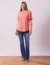 Blusa celeste en tejido piqué, marca Ruby Rd. Cuello a la base y escote en V. Manga corta amplia.