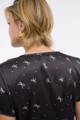 Top de pijama con estampado de leopardo, escote en V y nudo frontal.