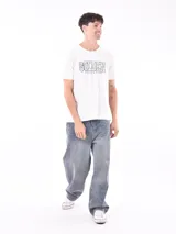 Remera negra de corte slim con estampado frontal de la palabra 'OVERLORD' en mayúsculas dentro de tres rectángulos blancos.