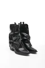 Botas texanas negras de ecocuero con botamanga. Taco de 4 cm de alto y caña de 18 cm de largo.
