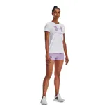 Remera deportiva Under Armour color fucsia con logo blanco estampado en el frente.