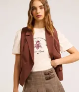 Blusa slim de algodón color crema, con cuello redondo y mangas cortas abullonadas. Presenta un estampado con lettering en inglés y una ilustración de una abeja.