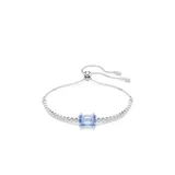 Pulsera plateada con cadena fina y cierre ajustable. Presenta una hilera de circonitas transparentes y una circonita azul rectangular en el centro.