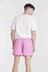 Short de baño rosado con cintura elástica y cordón ajustable.