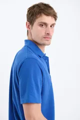 Remera manga corta verde con cuello polo y tapeta con botones.