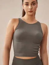 Top gris oscuro de lycra acanalada, corte cropped y cuello redondo.