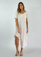 Vestido midi lila con textura arrugada, corte holgado, mangas cortas y ruedo con volados.