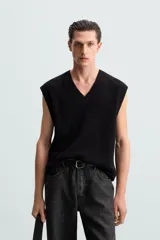 Chaleco negro de punto con cuello en V y sisas.