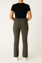 Pantalón flare de algodón color verde oliva, de calce alto y tejido acanalado.