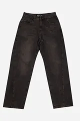 Pantalón de jean negro con corte amplio y tiro medio. Confeccionado en 100% algodón, con pasacinto y bolsillos delanteros y traseros.