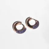 Aros de argolla anchos en oro rosa, con detalle de cristales azules en el frente.