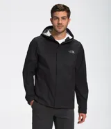 Campera impermeable negra con capucha ajustable, cierre frontal con solapa y bolsillos laterales con cierre.