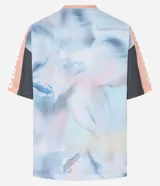 Remera de poliéster texturizado con estampado estilo sport core, cuello redondo, manga corta y recortes contrastantes en color gris y rosa.