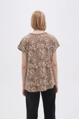 Remera marrón con estampado de ramas, corte holgado y mangas cortas.