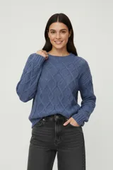 Sweater azul de chenille, con cuello redondo y diseño de punto trenzado.