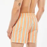 Short de baño color naranja con rayas verticales celestes, cintura elástica y cordón ajustable.