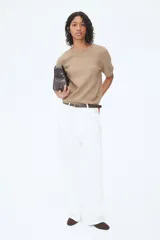 Buzo color beige de punto fino suave con cuello redondo y mangas cortas.