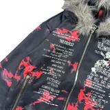 Campera con cierre frontal, capucha forrada con pelo sintético gris y estampado de texto y salpicaduras rojas sobre fondo negro.