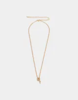 Cadena corta dorada con dije de candado en forma de corazón y llave, ambos con incrustaciones de strass.