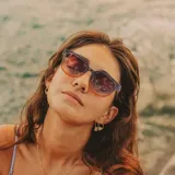 Lentes de sol Sunski modelo Miho Dawn Terra Fade, con montura degradada de azul a naranja y lentes marrones polarizadas.