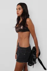 Microtop negro de acetato foil forrado con microfibra pesada y terminaciones con collareta ancha.