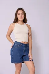 Short de jean azul de tiro alto y corte recto.
