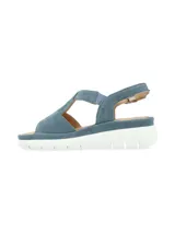 Sandalias de cuero color gris claro con tiras cruzadas y elástico. Suela de plataforma blanca.