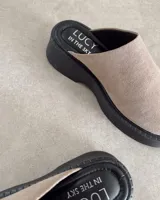 Zuecos color beige de gamuza, con base de goma negra.