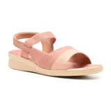 Sandalias bajas de cuero negro, con tira ancha sobre el empeine y tira elástica trasera. Suela color suela.