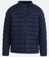 Chaqueta acolchada (puffer) color azul marino, con cuello mao abotonado y cierre frontal de cremallera. Presenta bolsillos delanteros con cierre y un acabado de tejido plano que simula gamuza (Fake Suede).