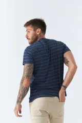 Remera de hombre a rayas horizontales blancas y beige, de manga corta, con bolsillo en el pecho y logo estampado.