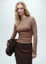 Remera marrón de tejido fluido con cuello redondo y mangas largas.