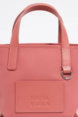 Bolso shopper mini Bimba y Lola de nailon negro con estructura blanda, doble asa de mano y asa de tejido, piezas de piel, logo grabado, acabados metálicos en plateado y cierre de cremallera.