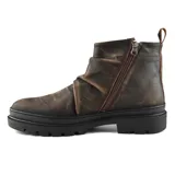 Bota de cuero color marrón oscuro con efecto desgastado, caña baja con detalle de fruncido en el empeine y suela track negra.