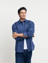 Camisa celeste de manga larga con cuello button-down, confeccionada en tejido rústico de algodón y lino.
