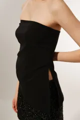 Top strapless negro ajustado al cuerpo.