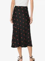 Falda midi negra con estampado de rosas rojas bordadas.