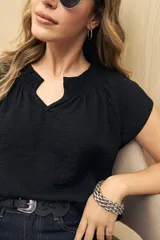 Blusa color ladrillo con escote en V y mangas cortas.