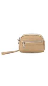 Monedero negro de simil cuero con correa para la mano, diseño práctico y compacto. Bolsillo principal con doble cierre, y un bolsillo frontal pequeño para llevar monedas.