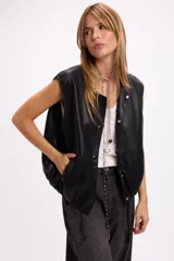 Chaleco de cuero sintético negro con cierre frontal mediante botones a presión, diseño holgado y ruedo ajustable con cordón elástico. Presenta bolsillos laterales y una textura suave.