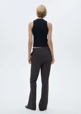 Pantalón de vestir gris oscuro, de corte flare y tiro alto, con bolsillos laterales y traseros de ribete.