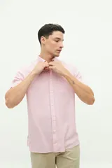 Camisa de manga corta color beige claro, confeccionada en lino y algodón, con fit regular y logo bordado en el pecho.