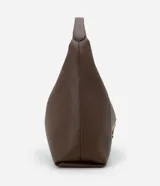 Cartera tipo hobo grande de color marrón oscuro, confeccionada en PU (poliuretano) con textura que imita cuero granulado. Presenta un asa de mano y un detalle de tira con hebilla metálica en la parte frontal superior.