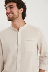 Camisa rosada de lino y algodón, con cuello mao, manga larga y bolsillo de parche en el pecho.