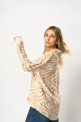 Camisa de manga larga con estampado de cebra en tonos beige y blanco, de corte holgado y tela fresca.