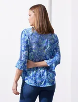 Blusa de modal estampada, marca Ruby Rd., con mangas 3/4 con aplique de crochet y terminación amplia.